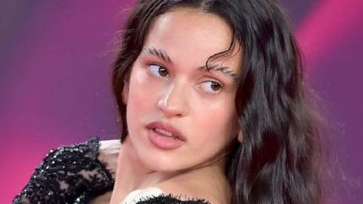 Cejas emplumadas, la tendencia con la que Rosalía deslumbró en los Latin Grammys 1 Cejas emplumadas
