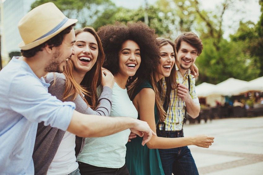 ¿Qué son las personas magnéticas y cómo convertirte en una? 4 Personas magnéticas