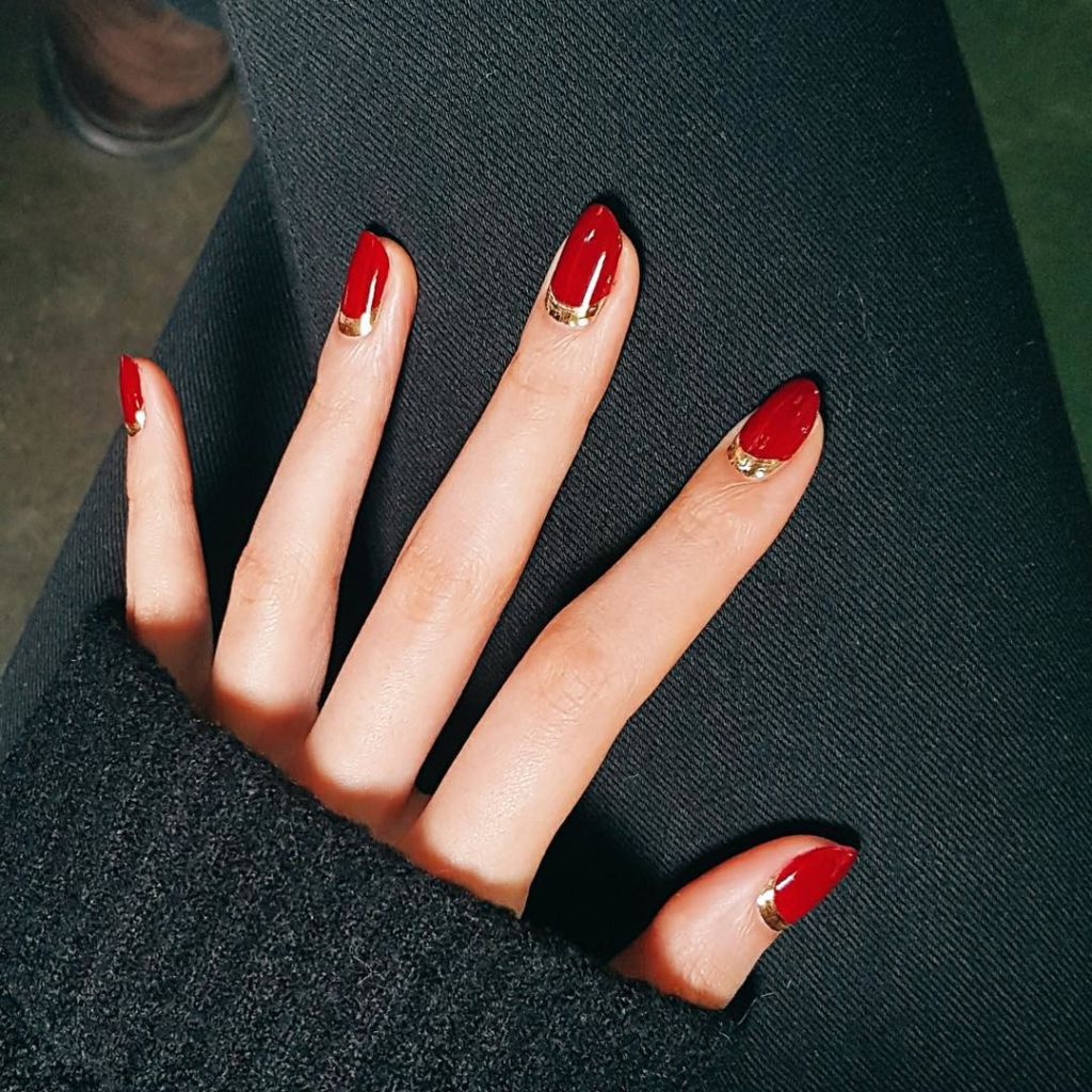 Tendencias de uñas 2024: formas, diseños y colores 2 uñas cortas