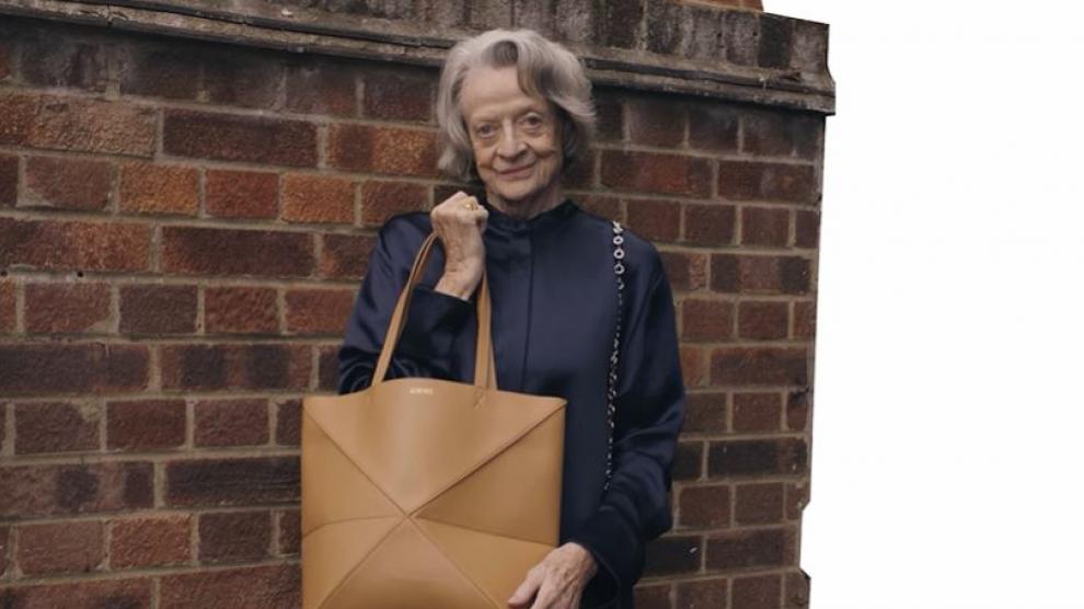 Los momentos más virales que nos deja el 2023 17 maggie smith en su la campana que acaba de lanzar la espanola loewe