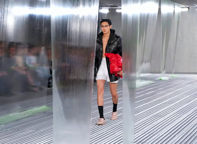Los momentos más virales que nos deja el 2023 12 prada ss24 menswear fluid form designboom 04