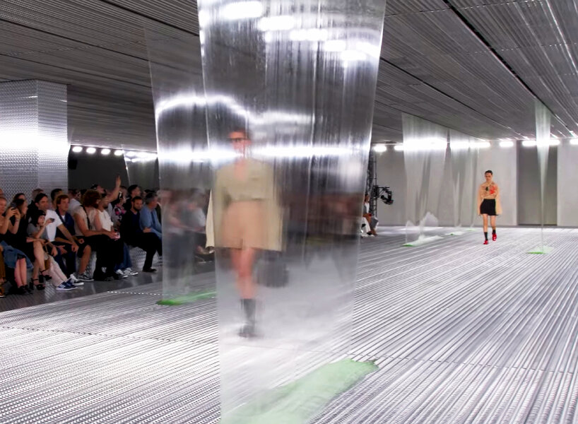 Los momentos más virales que nos deja el 2023 10 prada ss24 menswear fluid form designboom 07