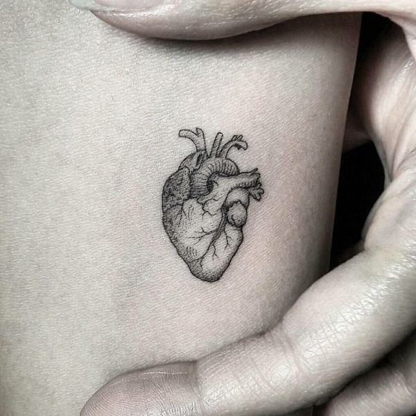 12 tatuajes de parejas originales y discretos que seguro querrás hacerte 13 tatuaje de corazon significado realista