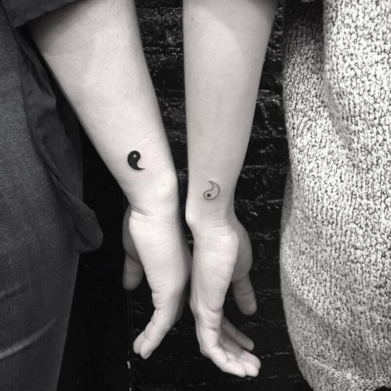 12 tatuajes de parejas originales y discretos que seguro querrás hacerte 6 tatuaje de parejas yin yang infierno tatuajes