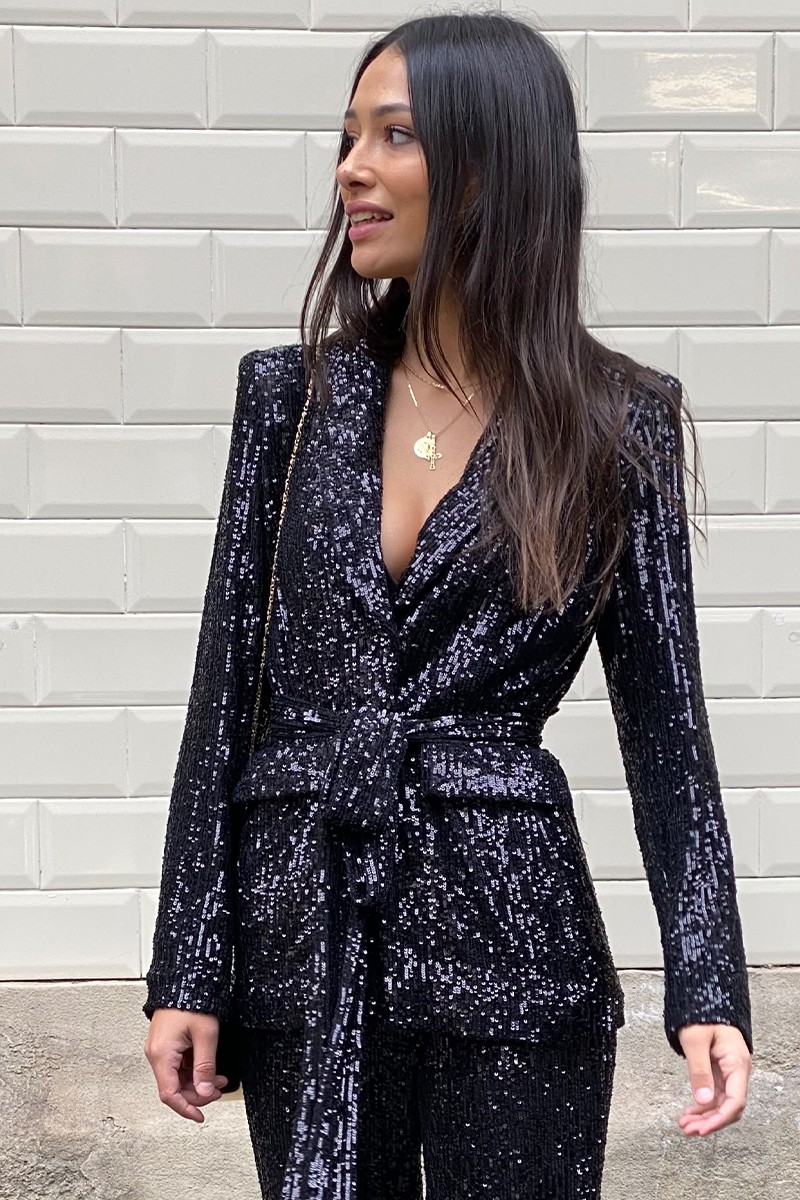 ¿Qué me pongo? Opciones de looks para las fiestas de fin de año 2023 9 traje chaqueta lentejuelas negras