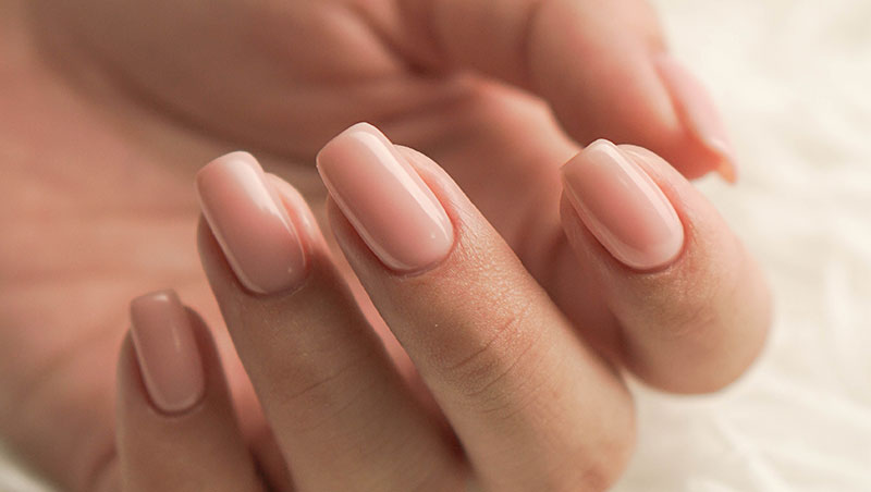 Manicura peach fuzz: diseños con el color del 2024 7 peach fuzz