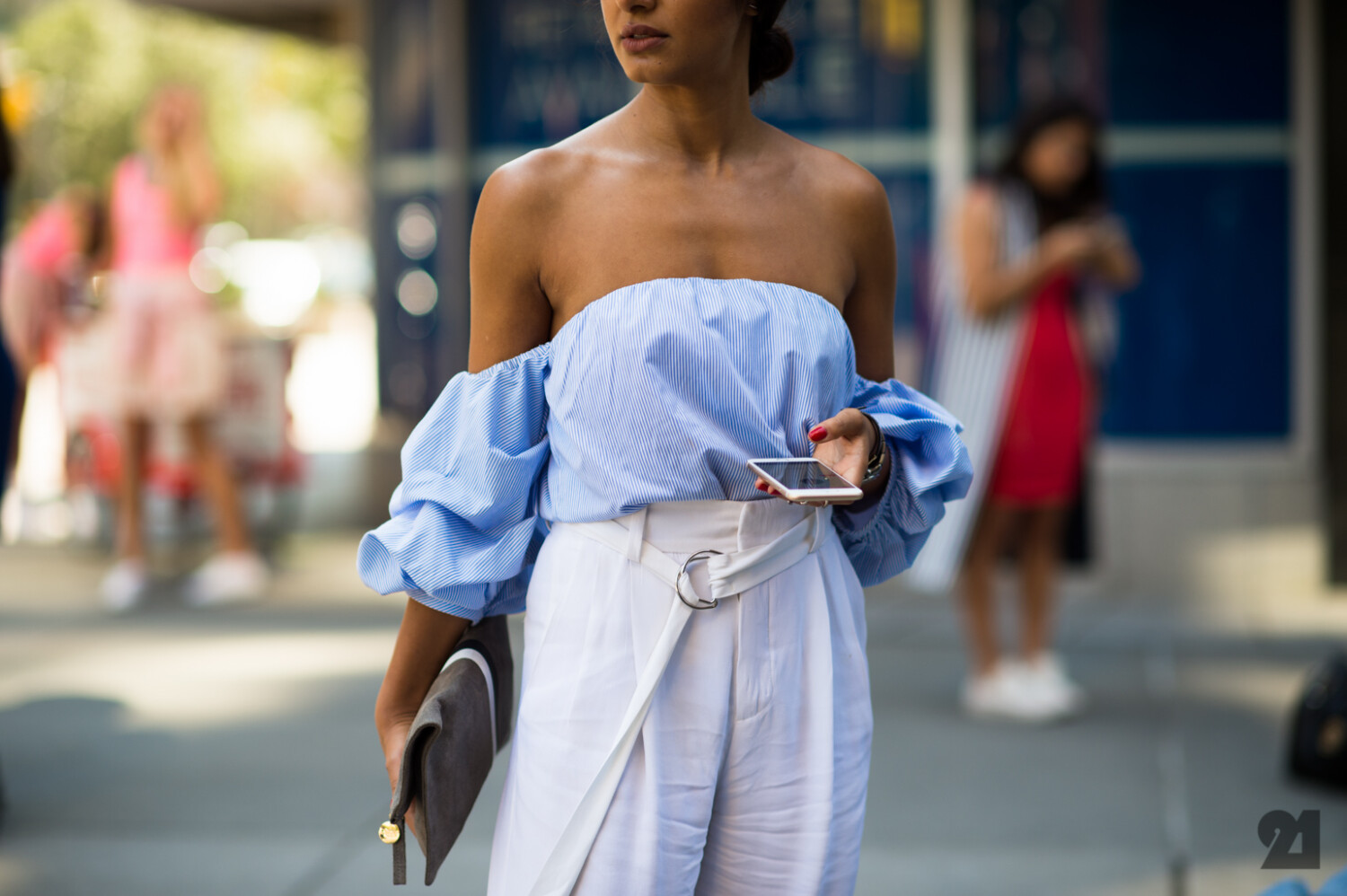 Tendencias de moda que prometen dominar este 2024 4 off shoulder