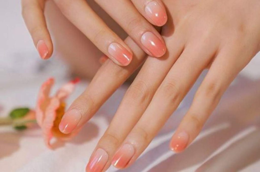 Manicura peach fuzz: diseños con el color del 2024 5 peach fuzz