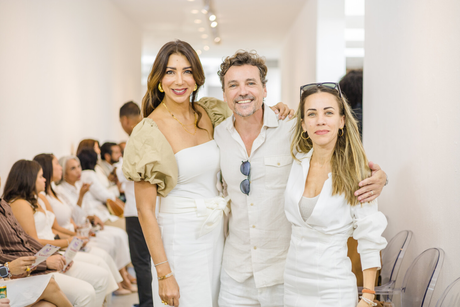 José Jhan presenta su colección CFW-ME 20-30 11 3. Gabriela Reginato Federico Ozores y Karina Larrauri
