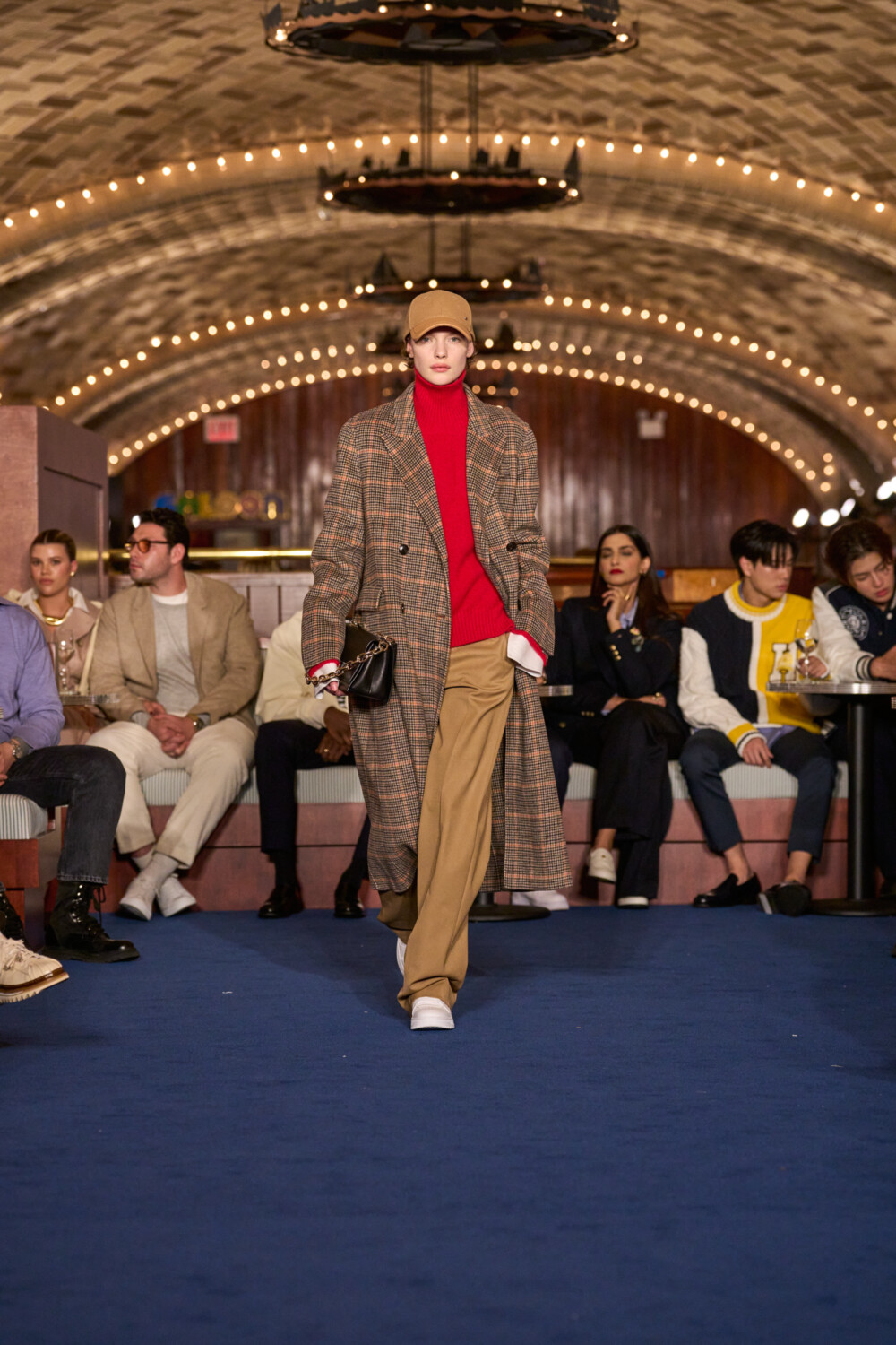 FW24 NYFW RUNWAYFULLLOOK P6 042