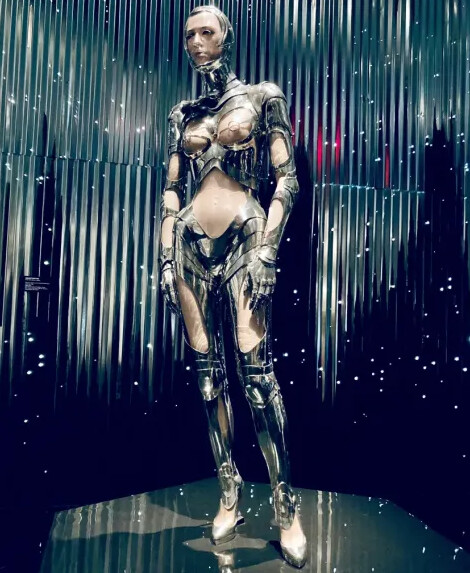 El Mugler de 1995 y otros looks de Zendaya para el tour de Dune 2 1 image 80