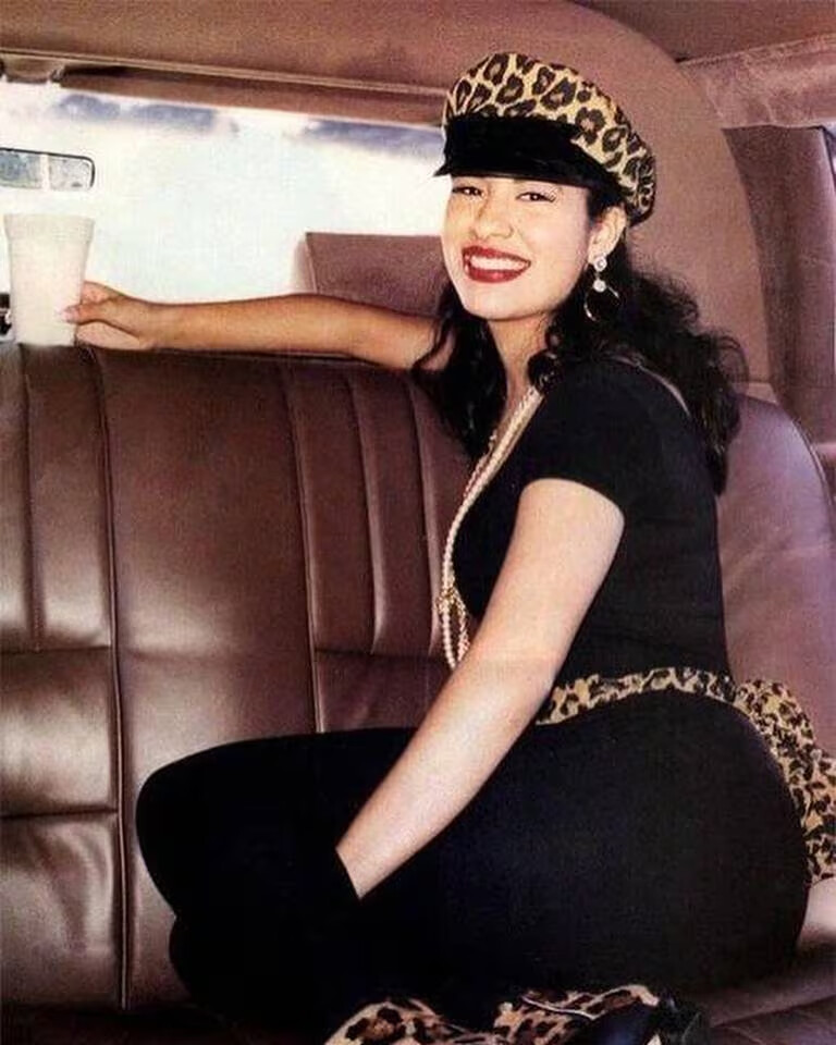 ¿De qué trata el documental Selena & Yolanda? 1 image 96