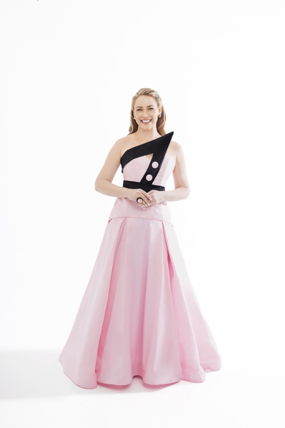 Magnolia Kasse con un vestido de Lucia Roque