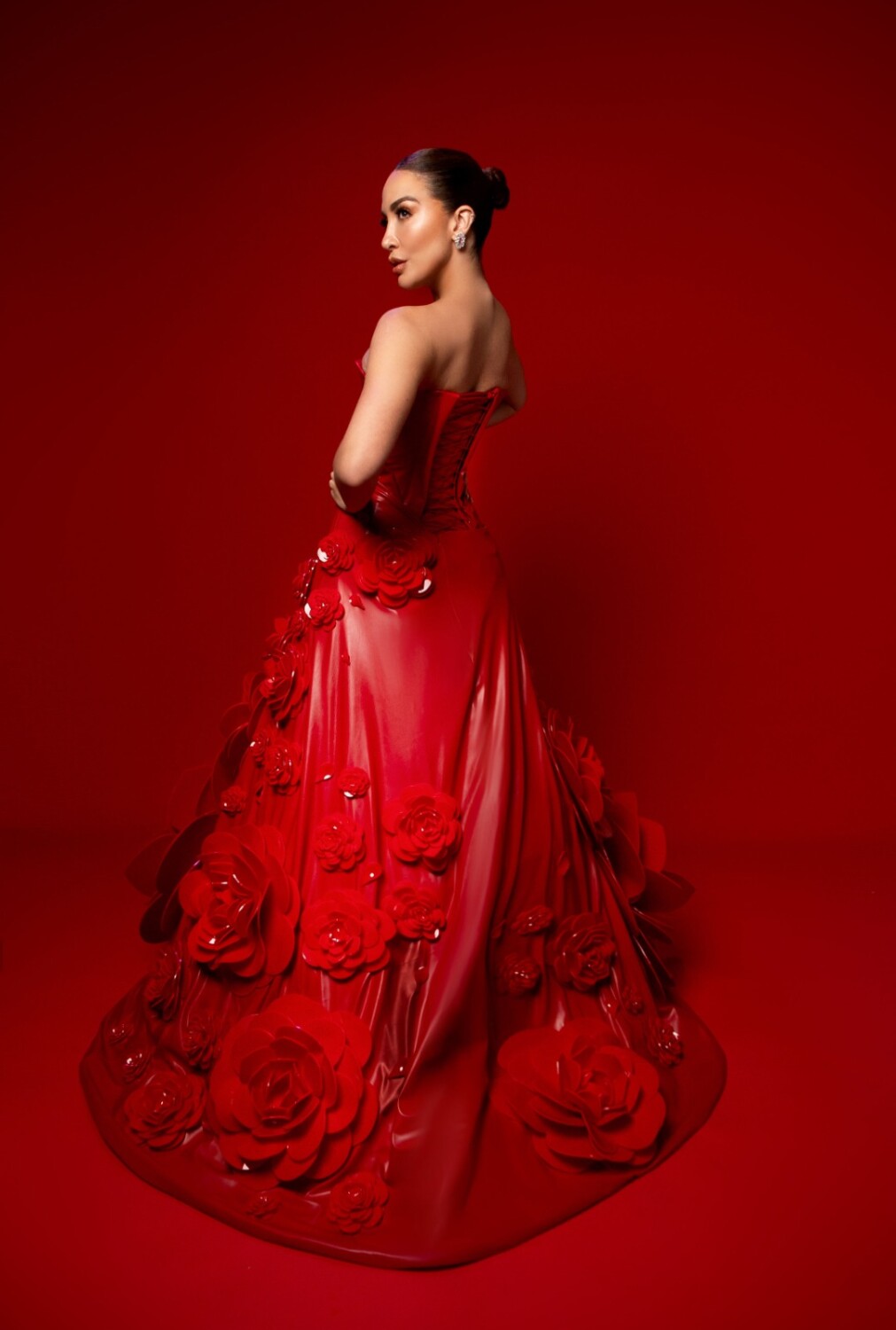 Gabi Desangles, es “La dama de las camelias” en su paso por la alfombra roja de Soberanos 2 Gabi Desangles