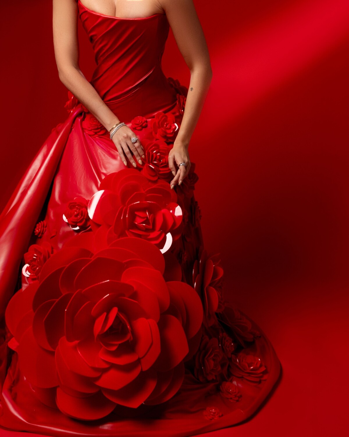 Gabi Desangles, es “La dama de las camelias” en su paso por la alfombra roja de Soberanos 3 Gabi Desangles