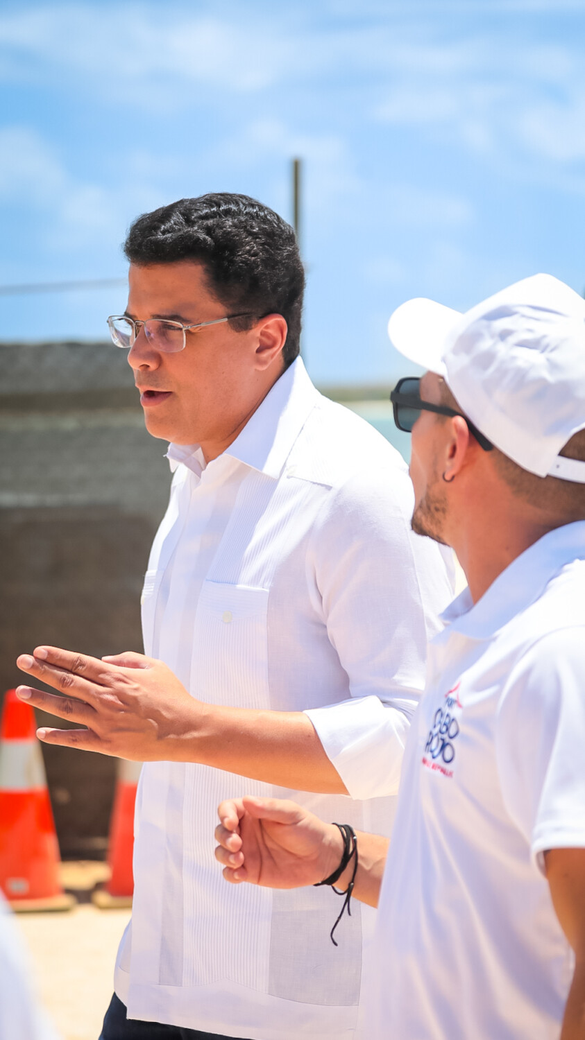 Presidente recibe con unas frías al segundo crucero en Puerto Cabo Rojo 1 5. David Collado Ministro de Turismo