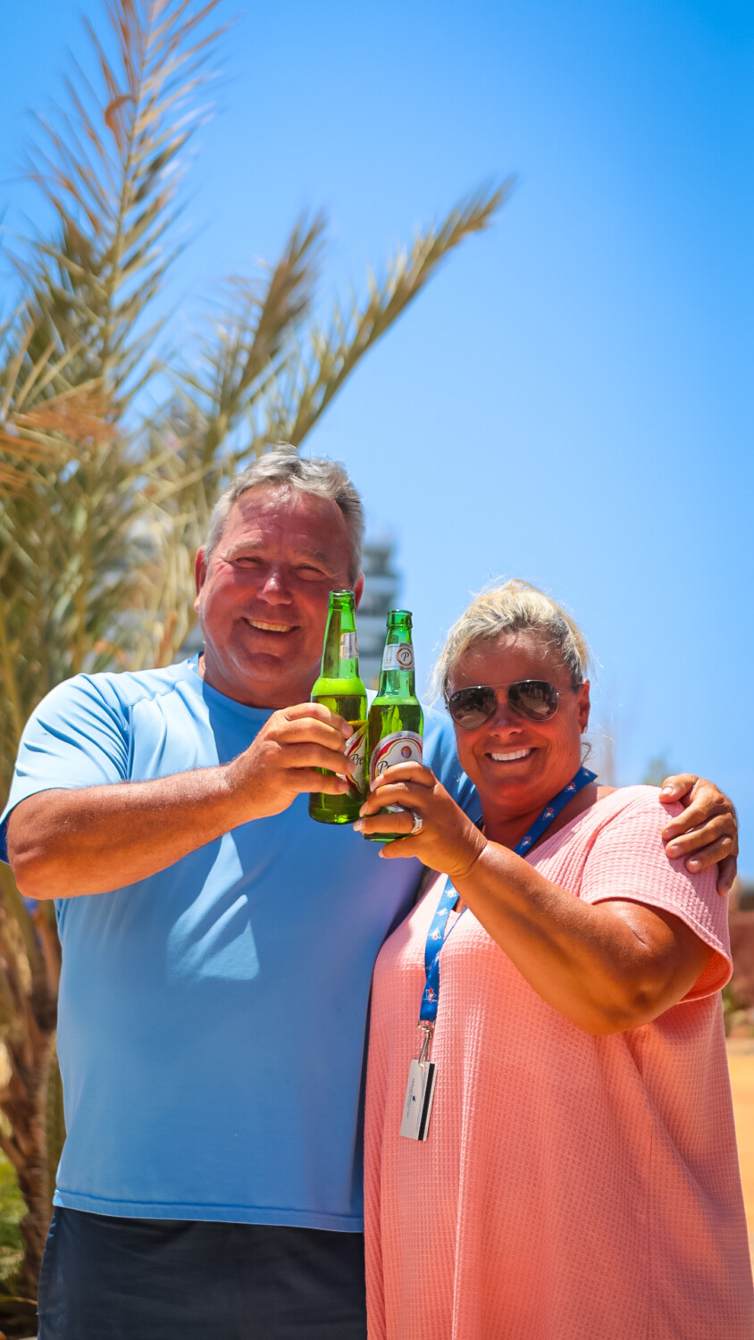 Presidente recibe con unas frías al segundo crucero en Puerto Cabo Rojo 3 6. Turistas en Cabo Rojo con Cerveza Presidente