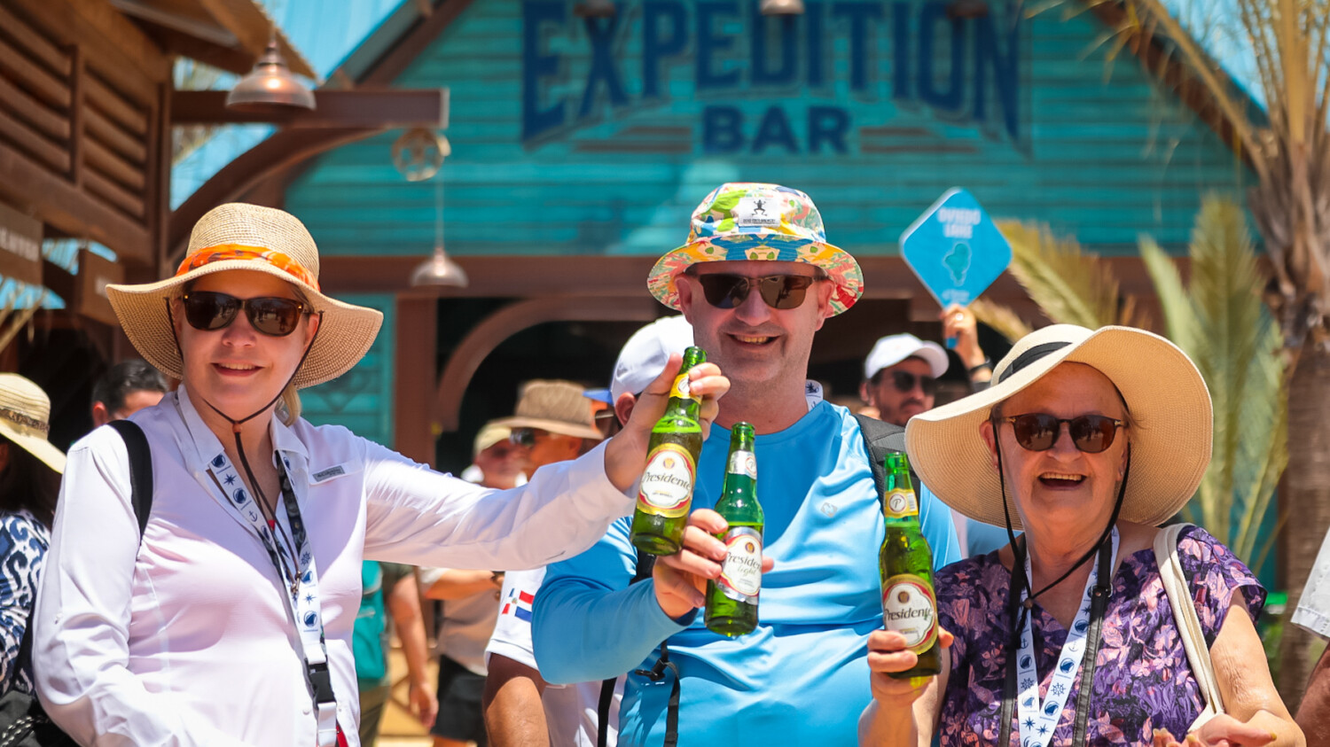 Presidente recibe con unas frías al segundo crucero en Puerto Cabo Rojo 4 7. Turistas en Cabo Rojo Disfrutan de Cerveza Presidente