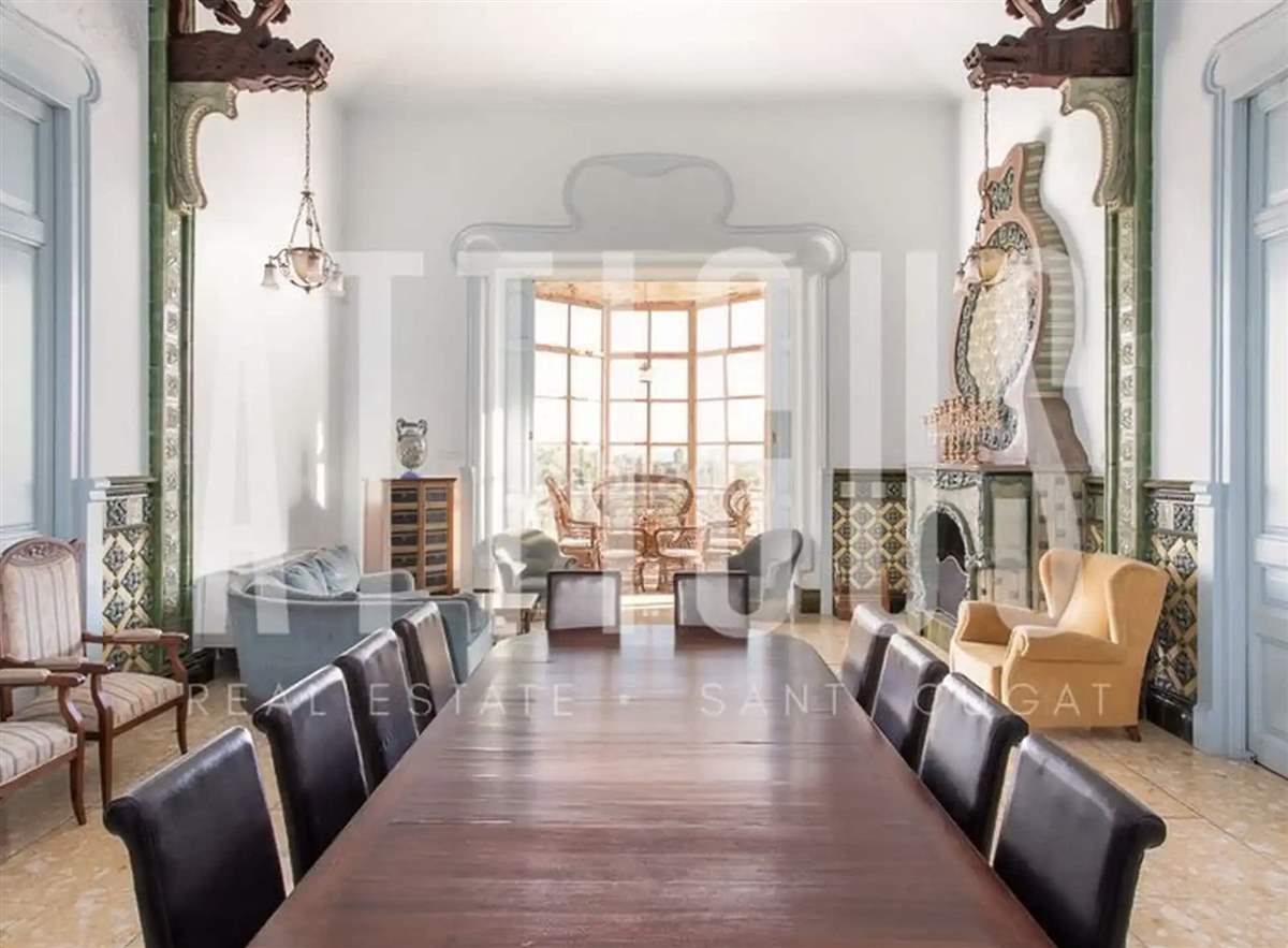 Rauw Alejandro vende la casa que compró a Rosalía 5 un comedor muy