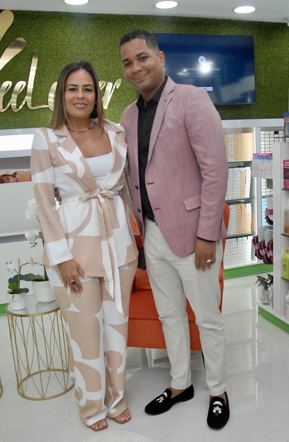 Desstenee Beauty Supply inaugura su undécima sucursal en Santiago, consolidando su presencia en la ciudad 1 Erika Taramona y Wascar Ogando