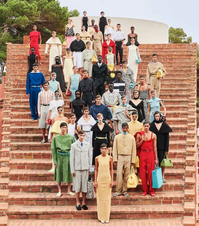 Tres datos curiosos sobre la más reciente colección de Jacquemus 10 Jacquemus celebra 15 anos con un desfile memorable en Capri 2 696x792 1