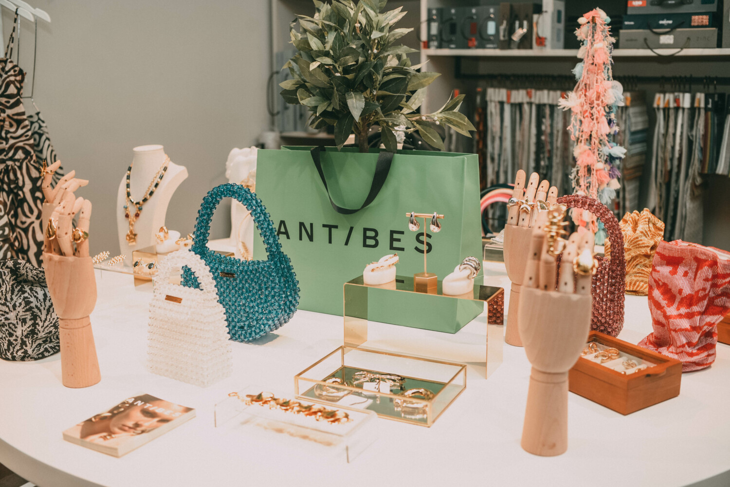 Tienda ANTIBES en CURATORIA