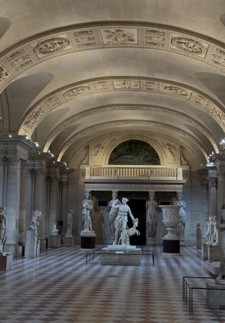 Con el Louvre como escenario, así fue la romántica cita de Kendall Jenner y Bad Bunny 1 louvre