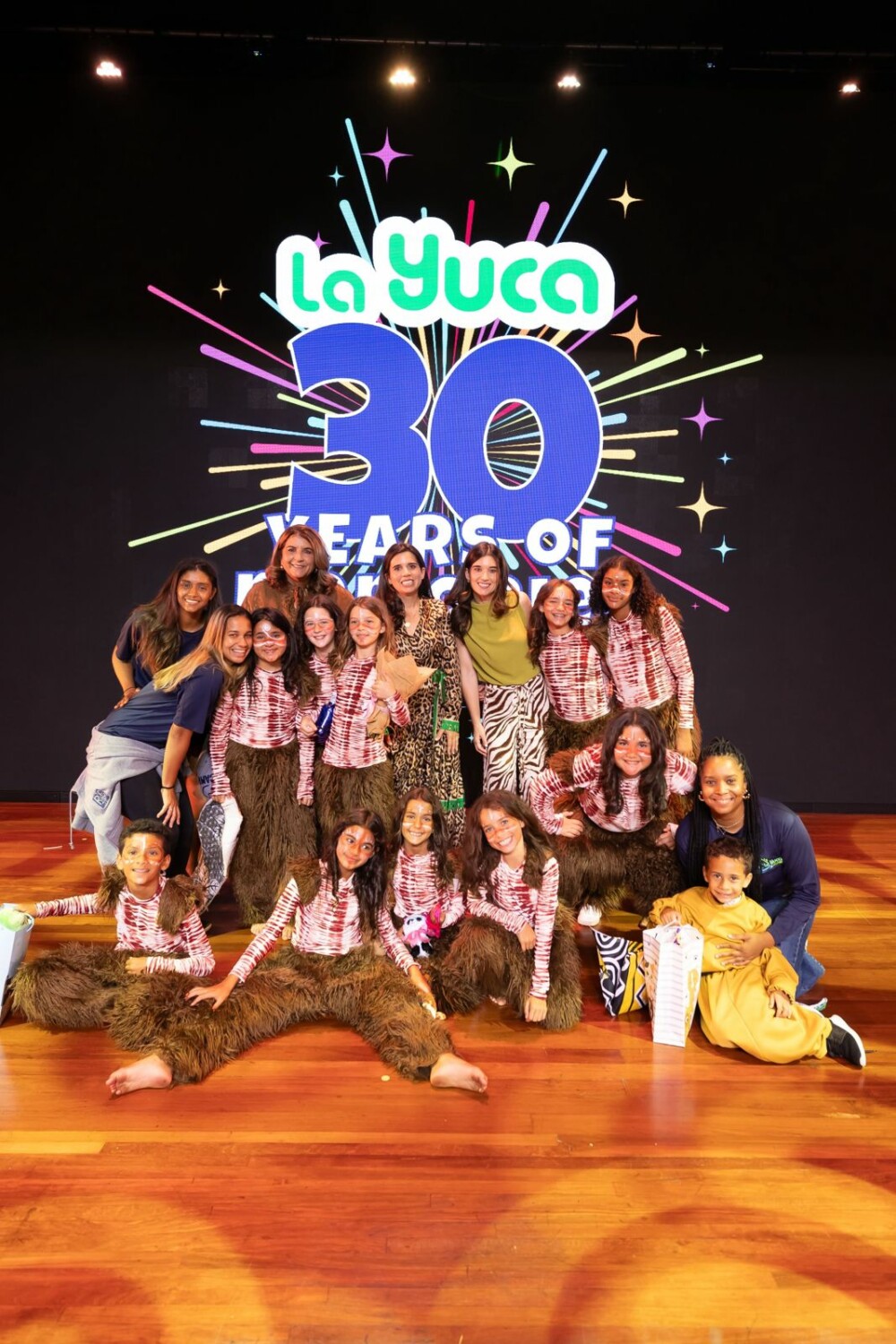 Acampantes de La Yuca River Camp como parte del elenco