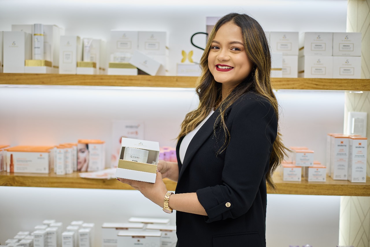 Foto principal Shayna Ting Gerente Sesderma Skin Center Acropolis