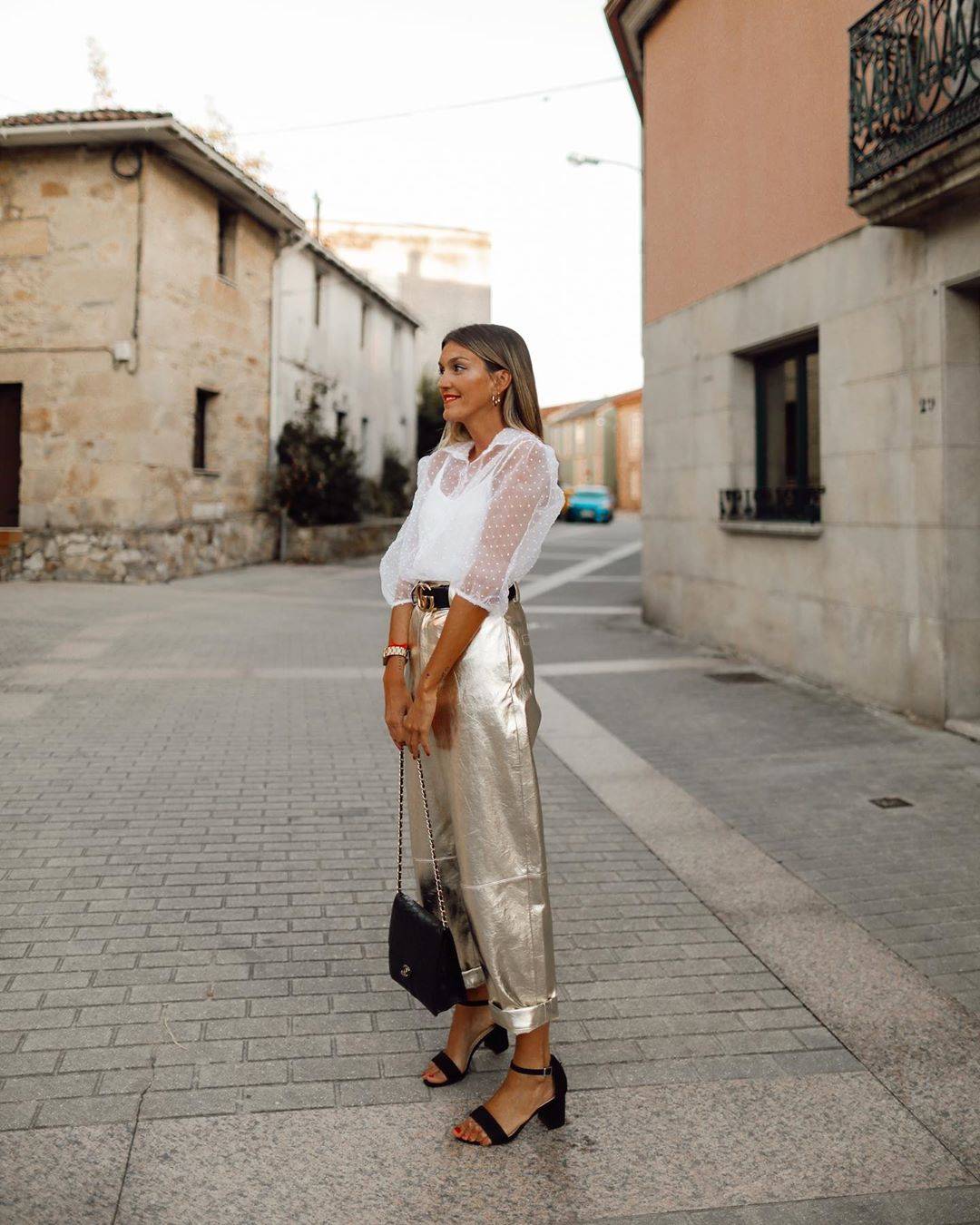 Una guía con la teoría del color: ¿Cómo saber si te sientan mejor los dorados o plateados? 6 zara pantalon dorado