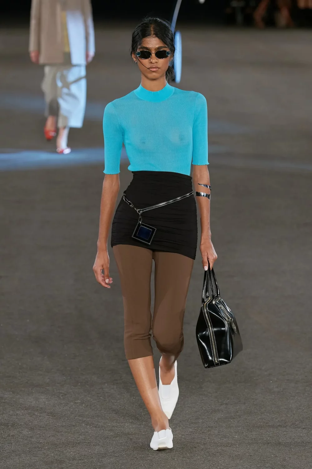 Falda sobre pantalones tory burch primavera verano 2023 1