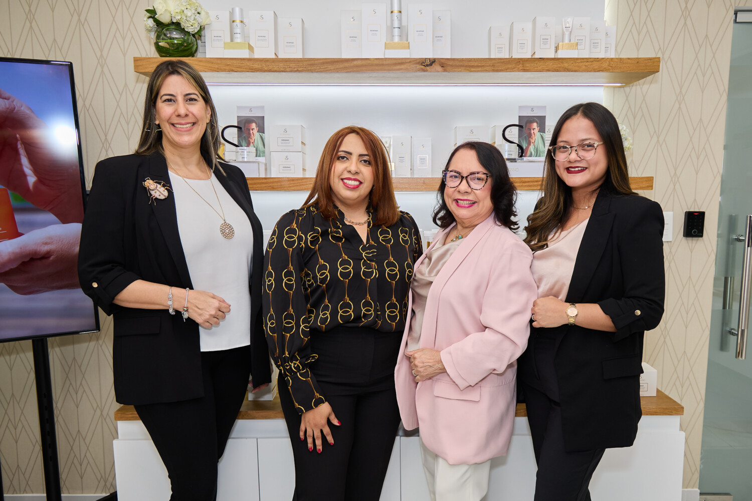 Personalidades del mundo de la belleza son recibidos en el nuevo Skin Center de Sesderma 2 Foto principal Patricia Mella Yomares Diaz Dra. Zaida Brea y Shayna Ting 3