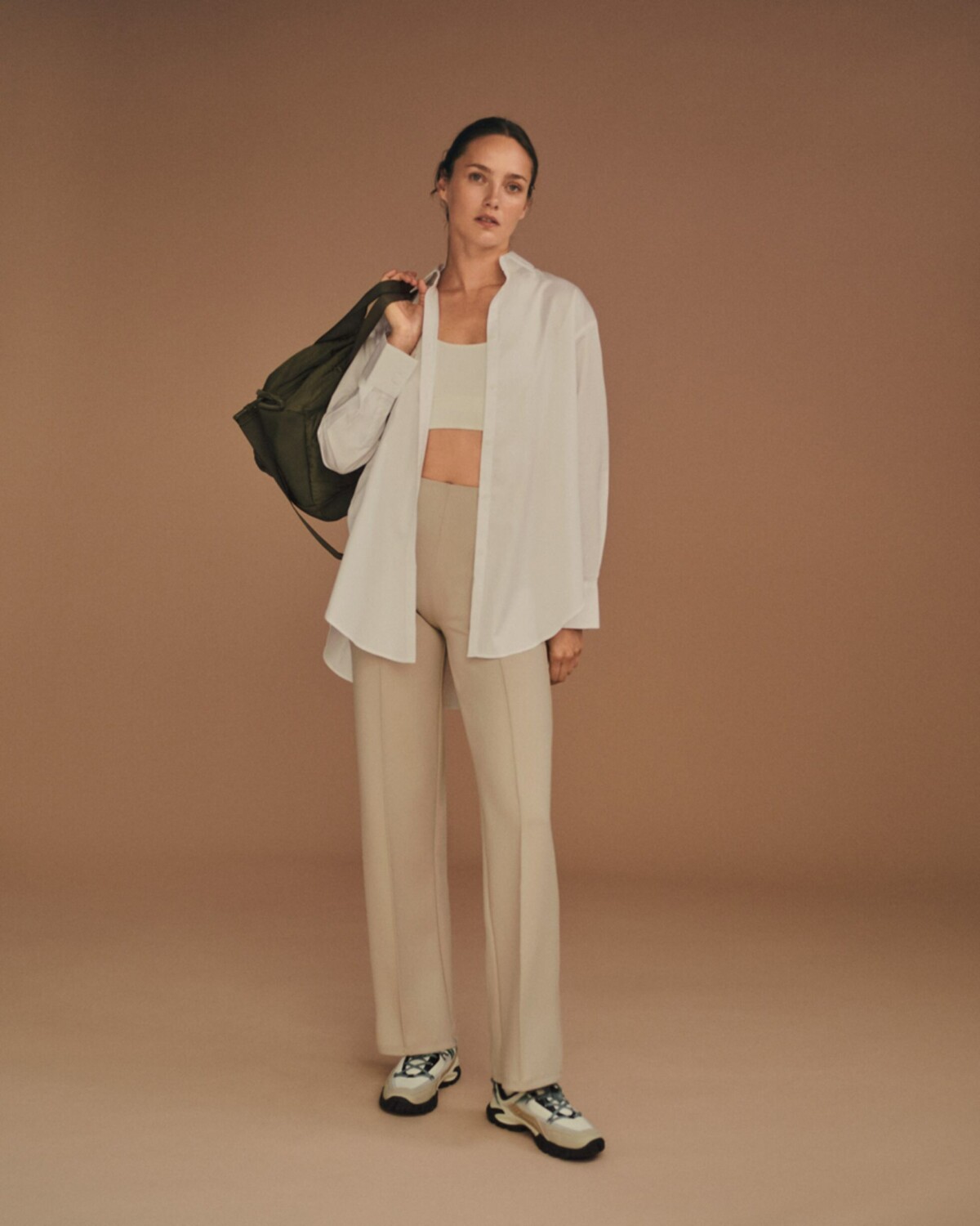 De la oficina al gimnasio: Outfits versátiles para un estilo de vida activo 5 V3CASGSPPRNJ5CW4RU5SCF7ANI