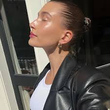 Detrás del glamour: Los secretos y curiosidades de Hailey Bieber 7 download 5