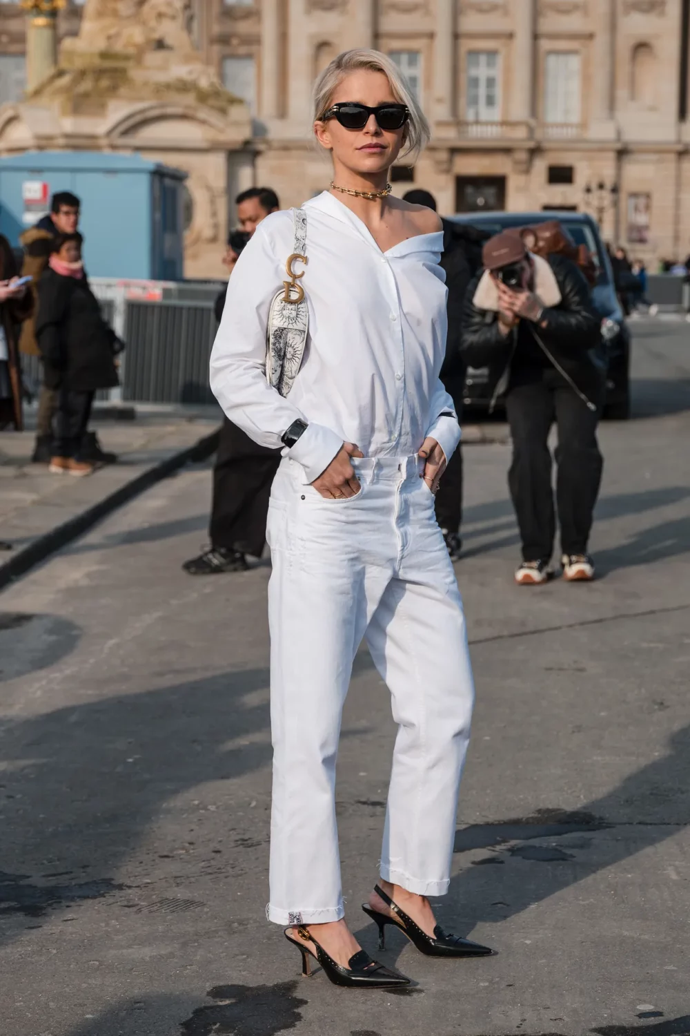 jeans blancos rectos cintura sandalias cerradas tacon