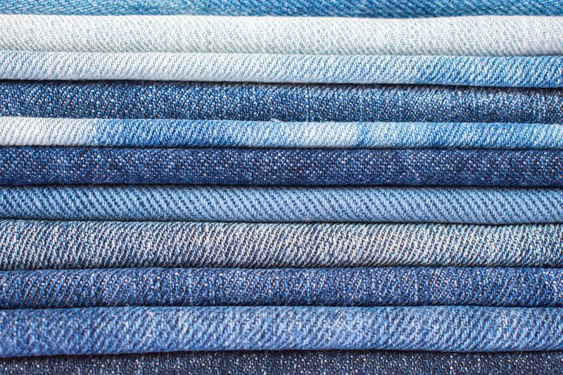 Tendencias y colores que no debes dejar de usar este otoño 2024 3 jeans 4517867 1920