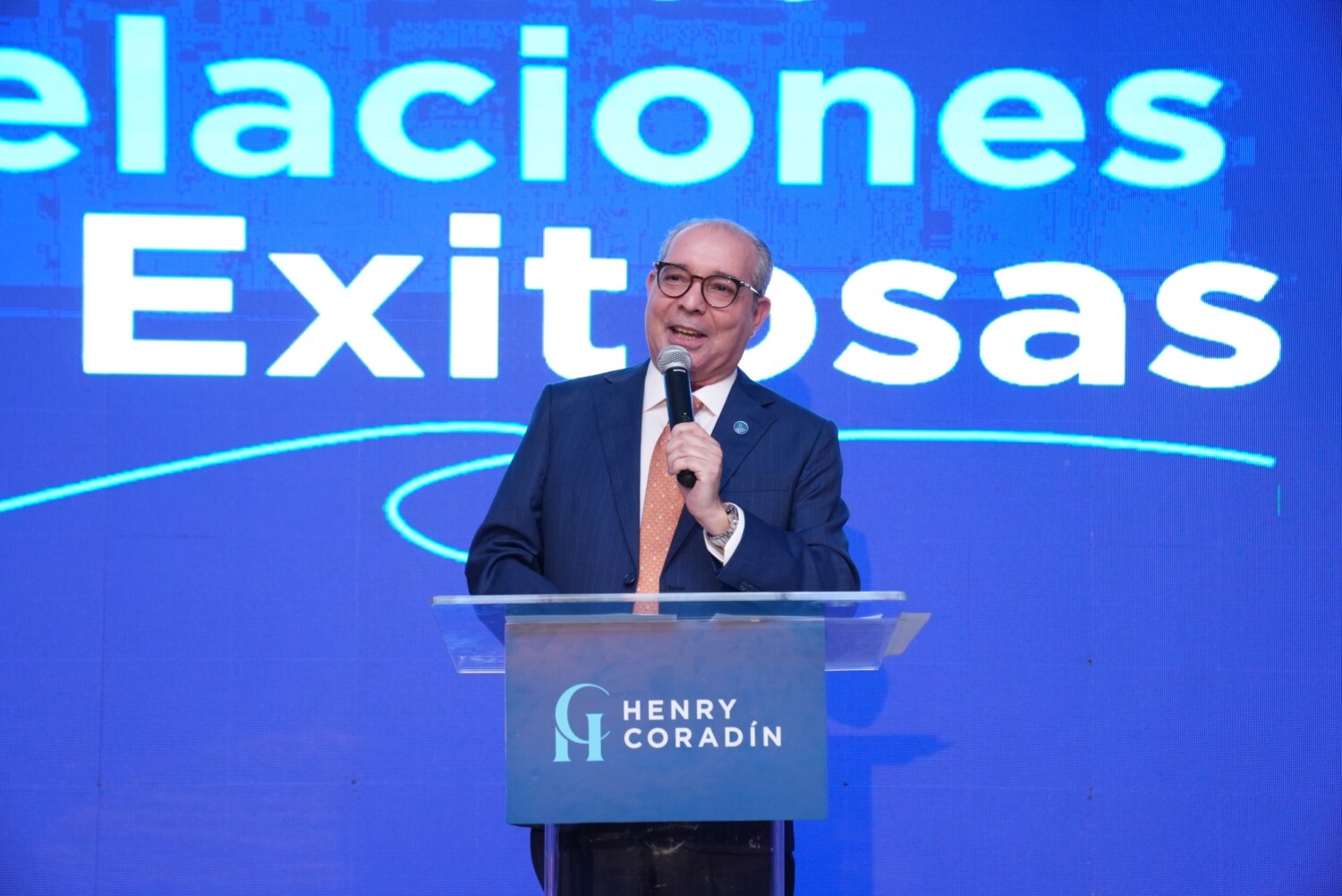 Henry Coradin CEO Fundador de la firma de RRPP durante su discurso 1