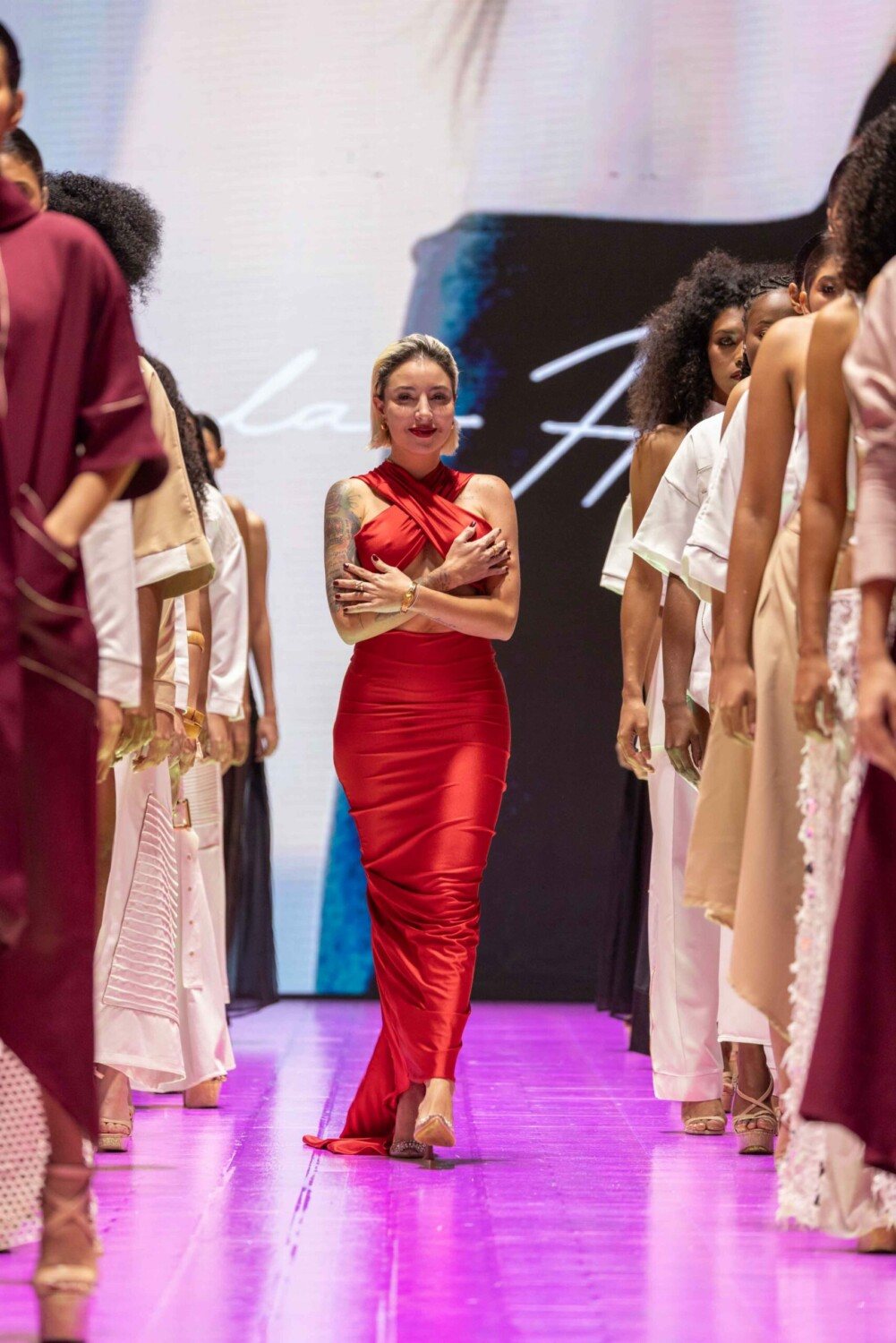 Karla Herrera desfila junto a sus modelos