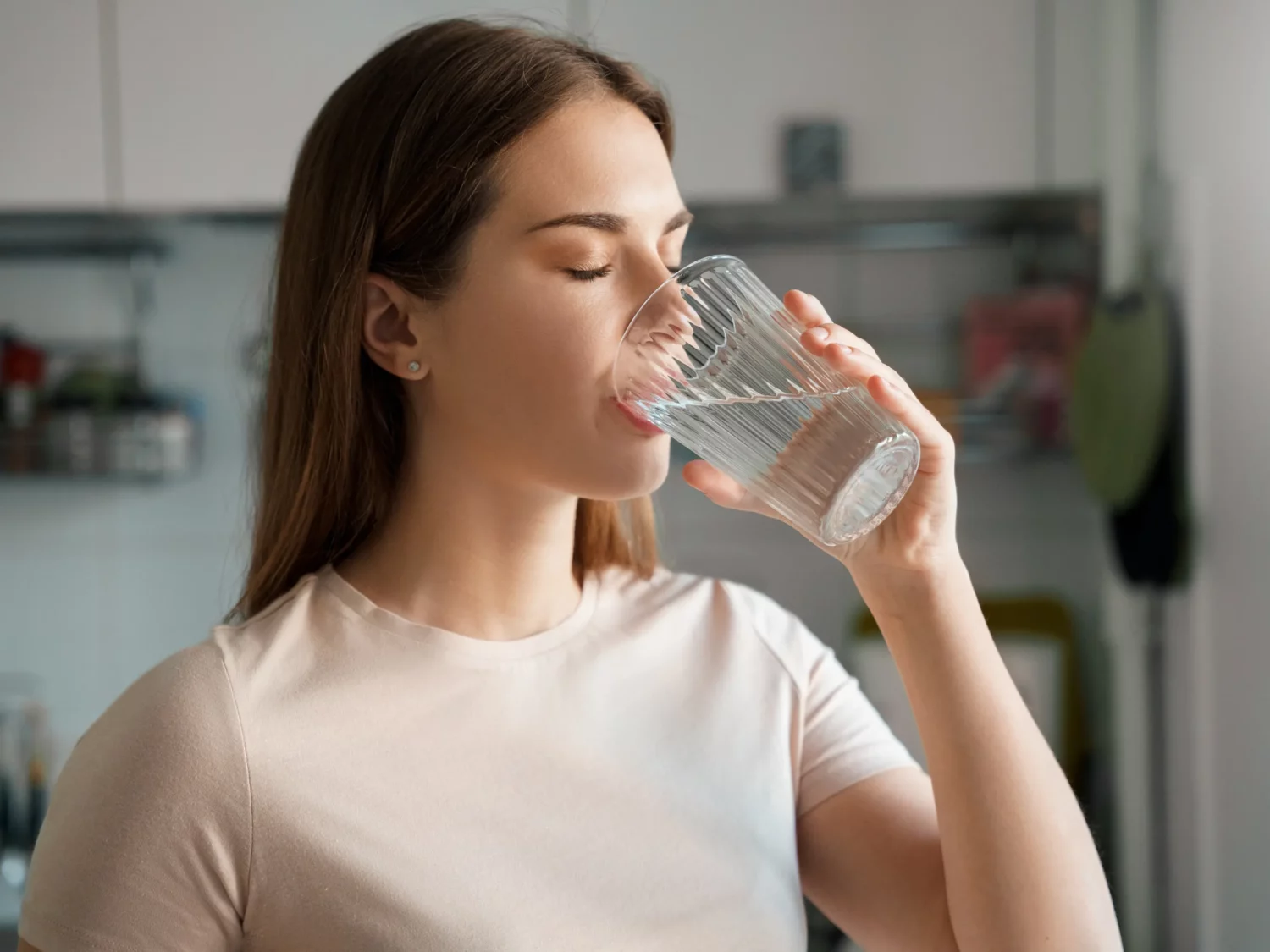 Los 10 errores más comunes en el cuidado de la piel que debemos evitar 15 Mujer tomando agua.png