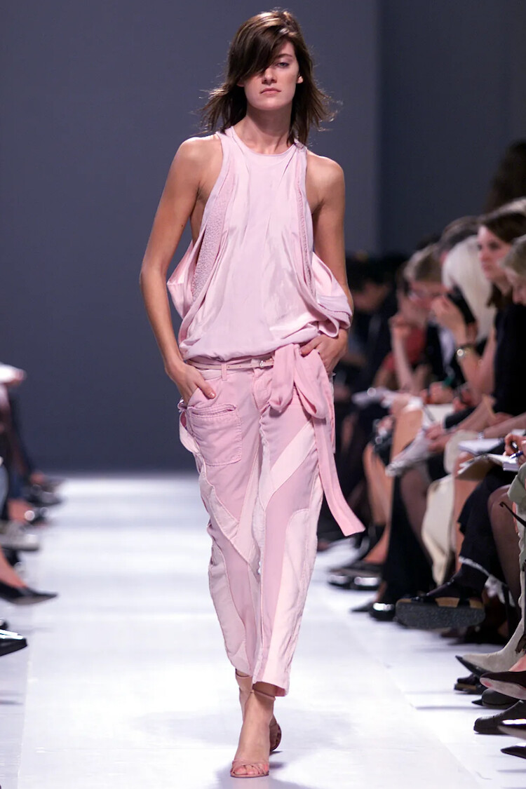 Combinar el lujo con la sostenibilidad en la moda: Un enfoque moderno y necesario 4 Pink Balenciaga sostenible diseno moda
