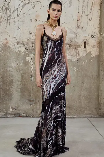 El encaje negro resurge para darle un toque romántico y sensual a tus looks este otoño 18 RobertoCavalli fw24 04