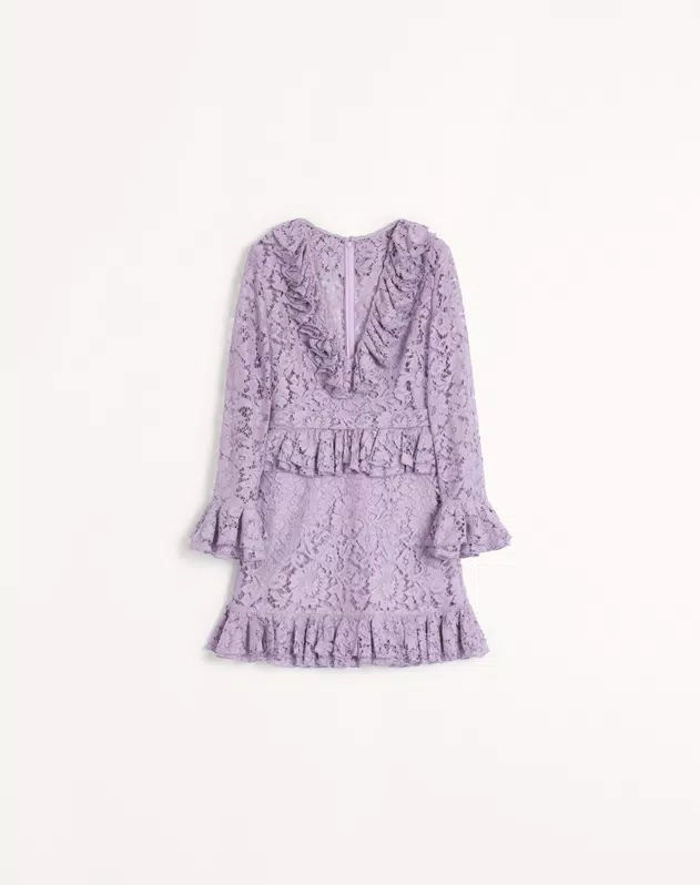 El encaje negro resurge para darle un toque romántico y sensual a tus looks este otoño 13 SHORT DRESS IN HEAVY LACE