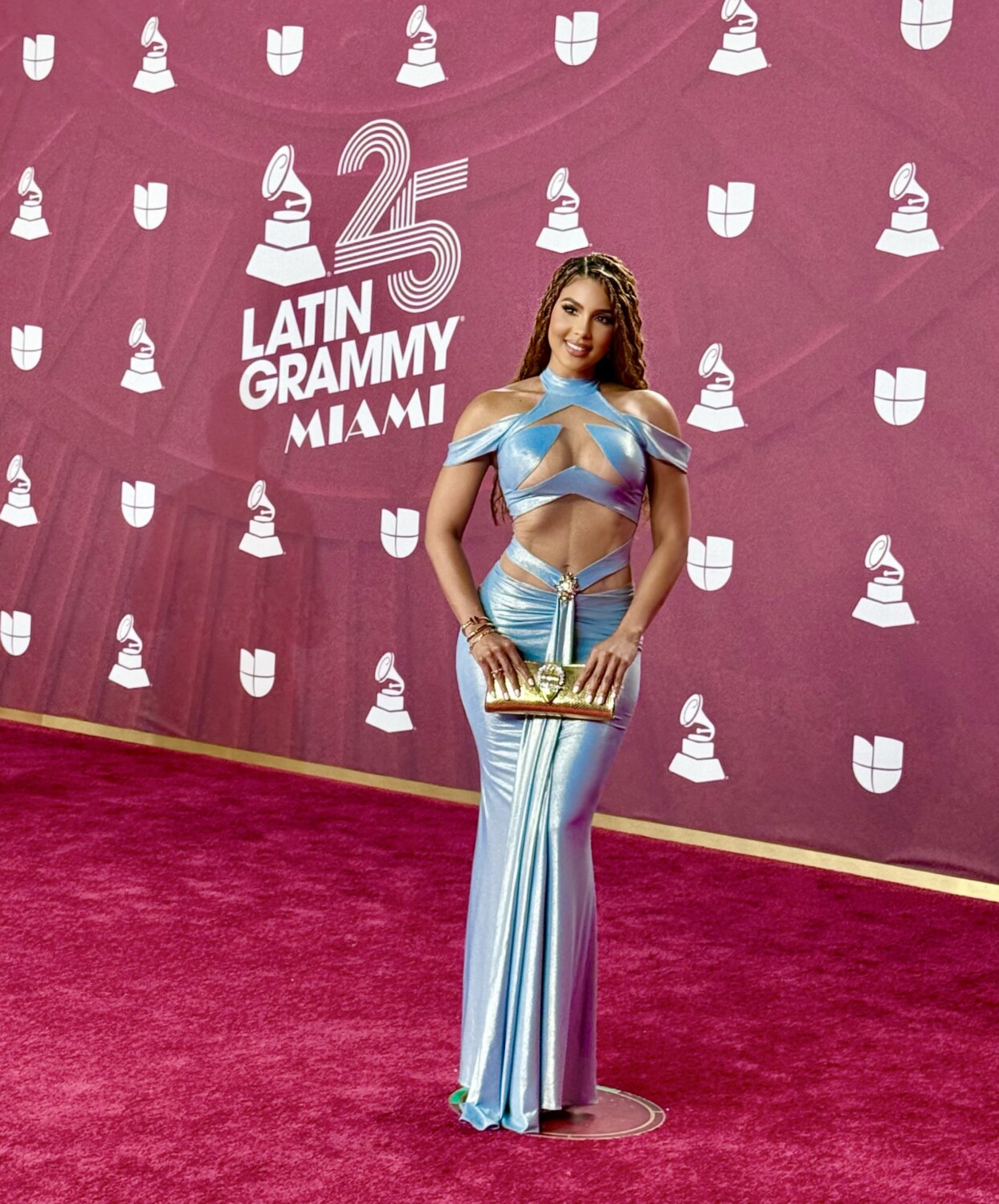 Sarodj impresiona en Latin Grammy con vestido azul coral