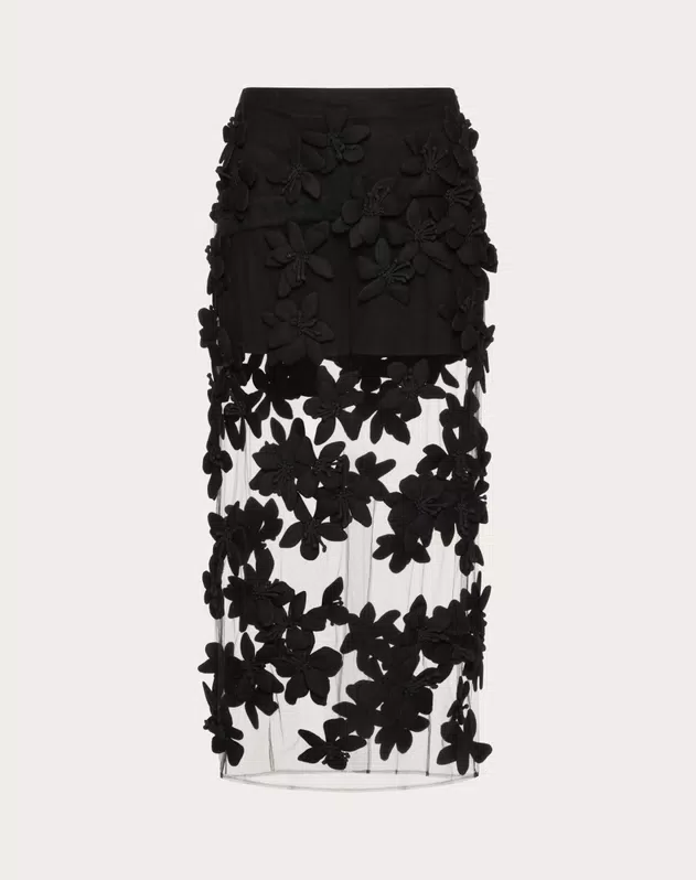 El encaje negro resurge para darle un toque romántico y sensual a tus looks este otoño 9 TULLE ILLUSIONE EMBROIDERED MIDI SKIRT