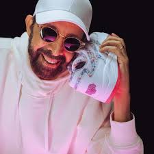 Los famosos tenis de Juan Luis Guerra y Ewing Athletics 3 images 3