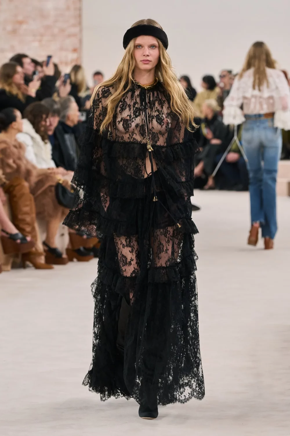 El encaje negro resurge para darle un toque romántico y sensual a tus looks este otoño 5 minivestido de encaje de chloe otono invierno 2024