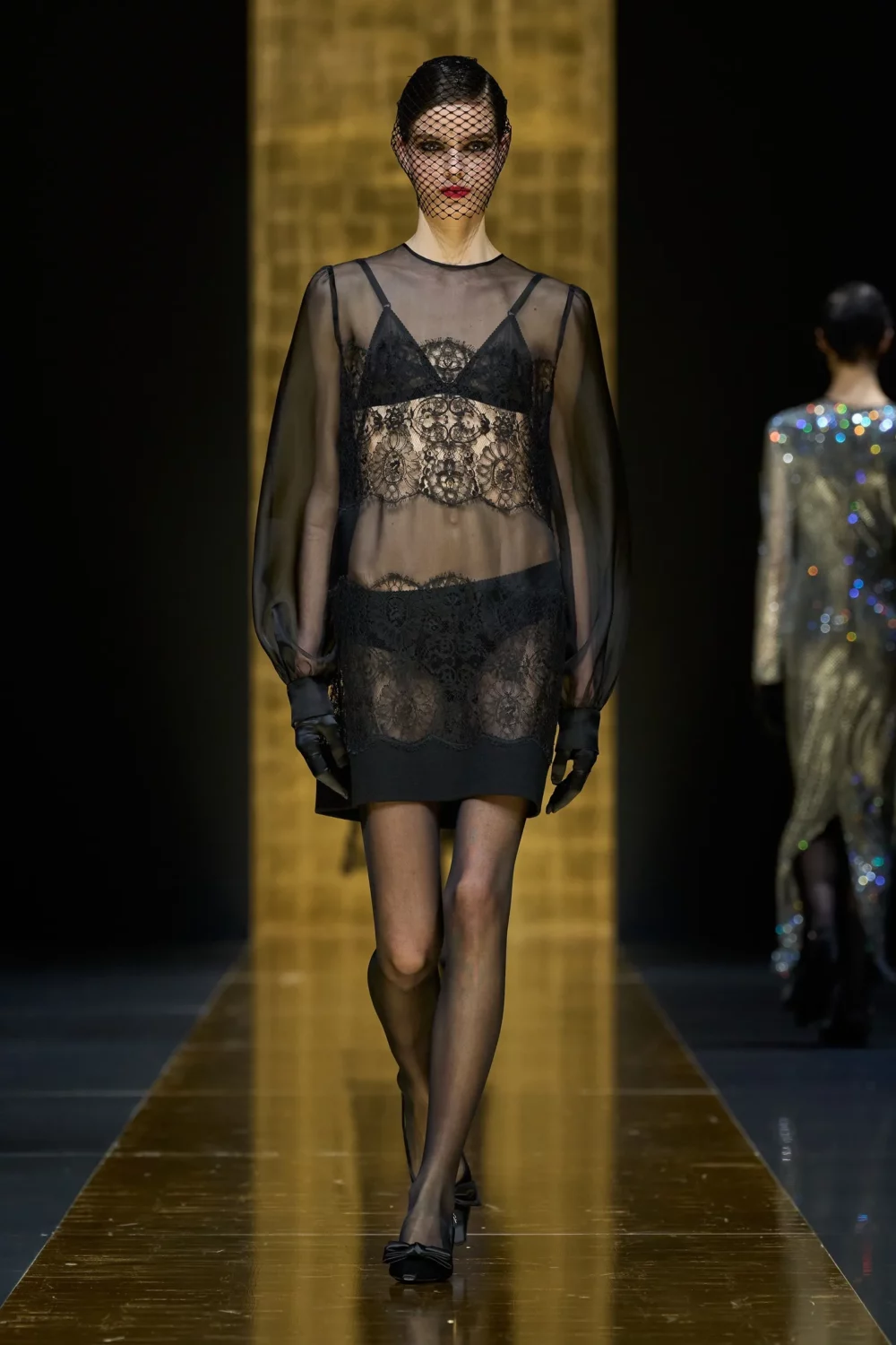 El encaje negro resurge para darle un toque romántico y sensual a tus looks este otoño 7 minivestido de encaje de dolce gabbana otono invierno 2024 1