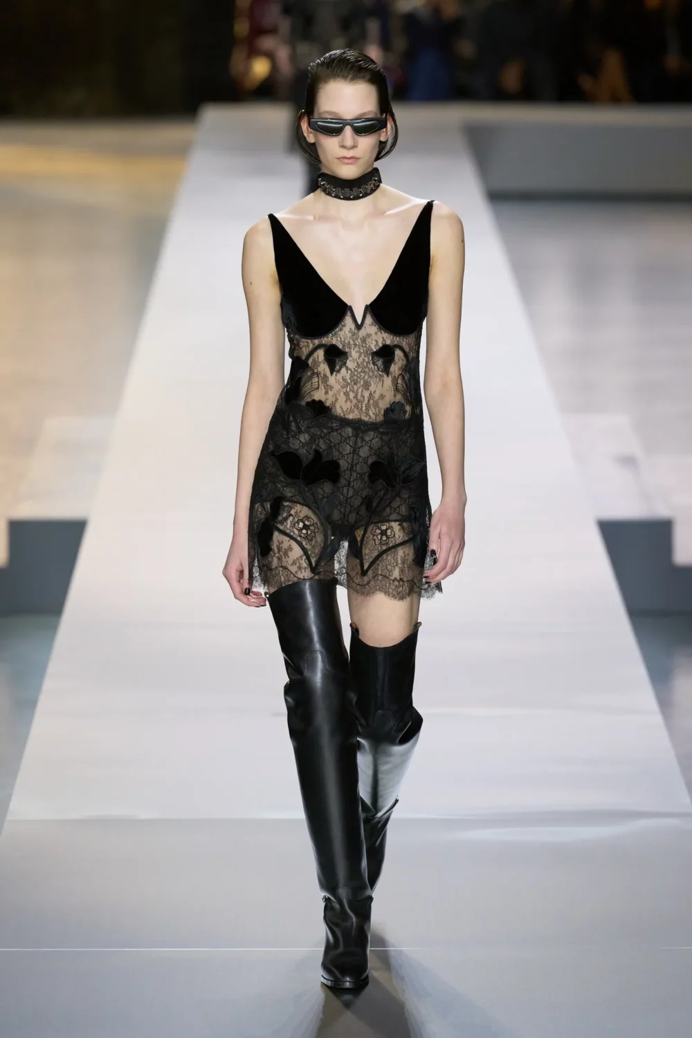 El encaje negro resurge para darle un toque romántico y sensual a tus looks este otoño 16 minivestido de encaje de gucci otono invierno 2024 1 1