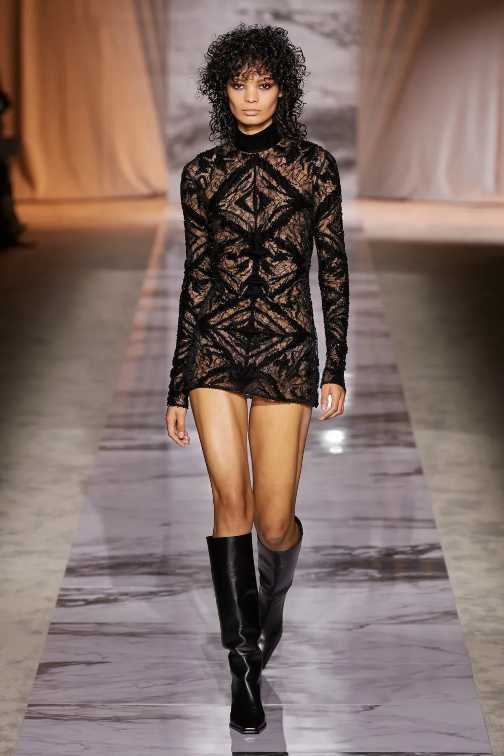 El encaje negro resurge para darle un toque romántico y sensual a tus looks este otoño 19 minivestido de encaje de roberto cavalli otono invierno 2024