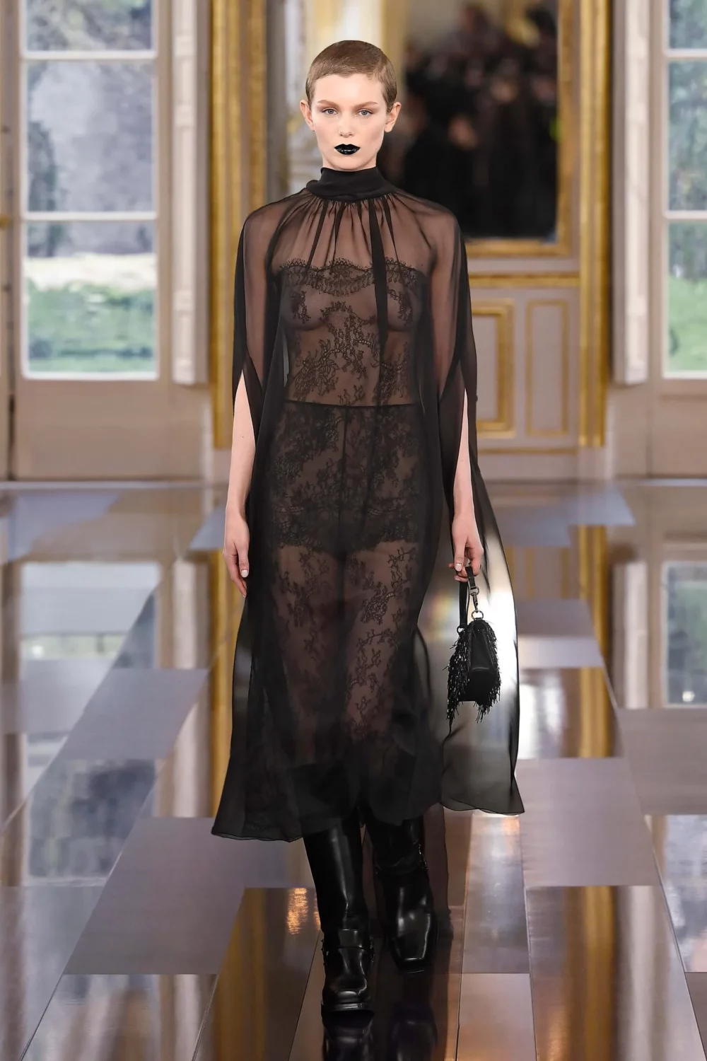 El encaje negro resurge para darle un toque romántico y sensual a tus looks este otoño 21 vestido de encaje de valentino otono invierno 2024 1